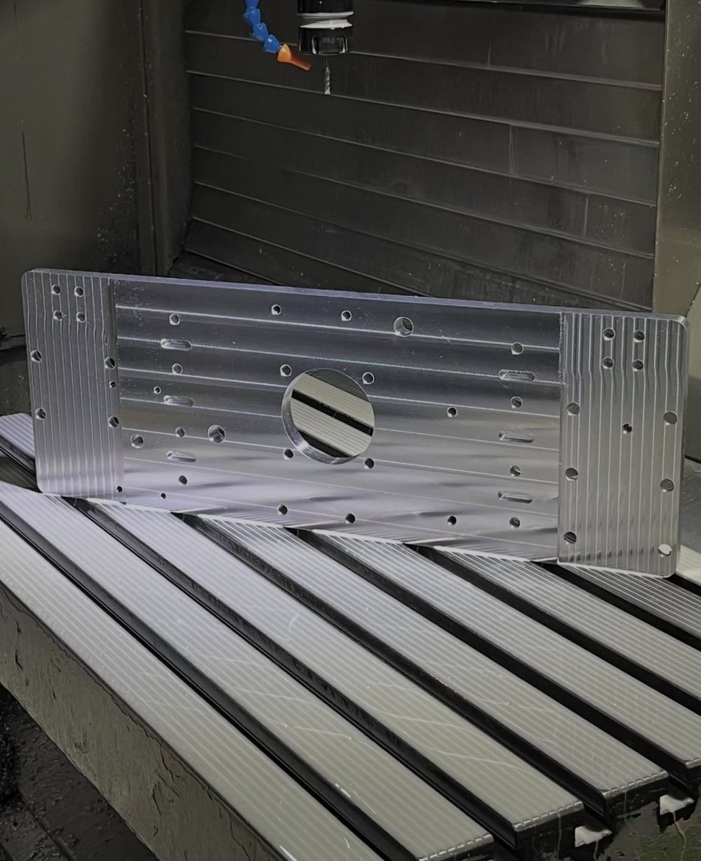 Aluminijumska ploča na stolu mašine